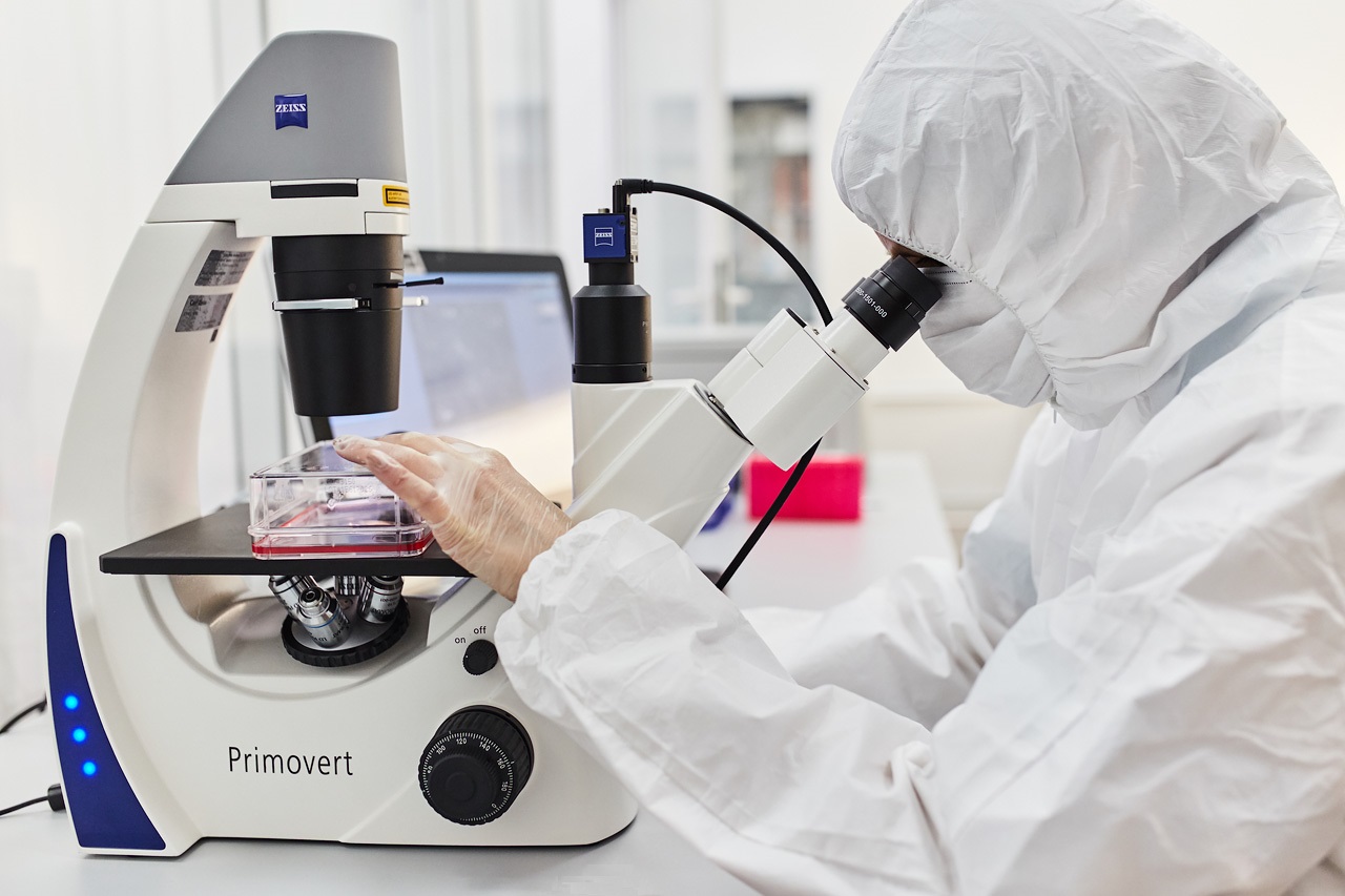 Swiss Medica. Performing cell analysis